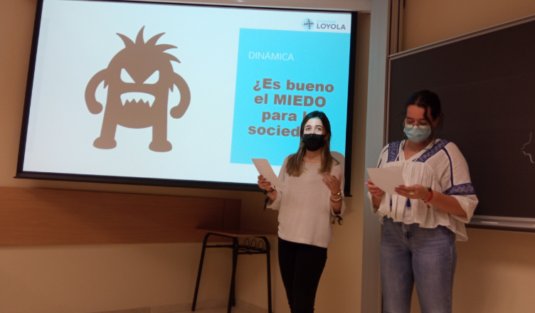 Integrantes del Club de Debate de la Universidad Loyola