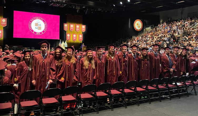 Los estudiantes de la sexta promoción del Dual Business Degree de la Universidad de Loyola se gradúan en Chicago