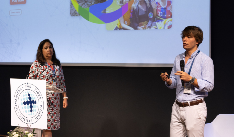 Olivia Quiroz e Ignacio Garrido presentando el programa de IAJU Magis Exchange, un programa que surge como respuesta al nuevo contexto global