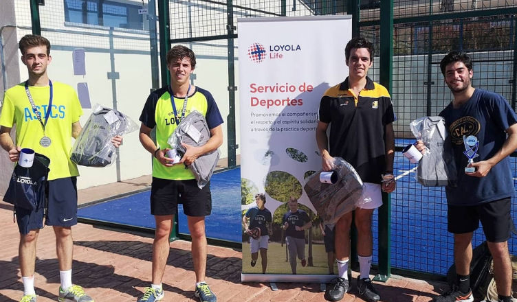 Estudiantes de Loyola tras el torneo de pádel en el Campus de Sevilla Estudiantes del campus de Sevilla tras finalizar el torneo de pádel