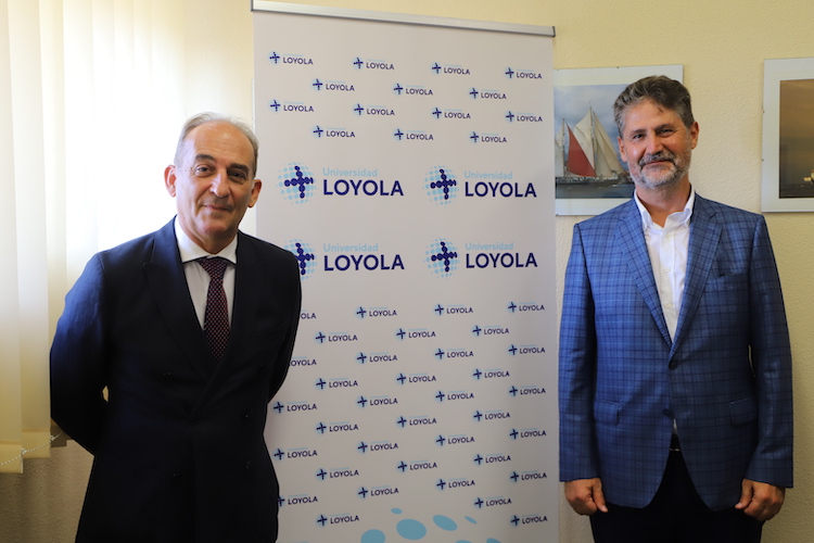 El rector de Loyola y el director de la Fundacion Cajasur tras la firma del convenio