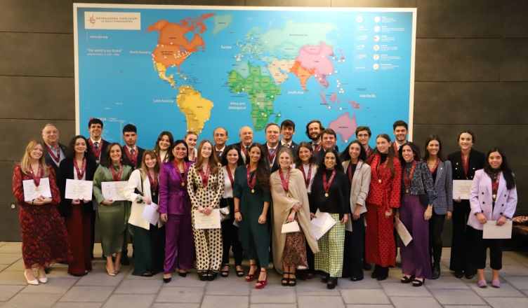 Foto con los nuevos miembros de Alpha Sigma Nu tras la ceremonia de investidura Nuevos miembros de Alpha Sigma Nu