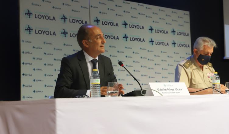 Jornadas sobre las misiones internacionales de las Fuerzas Armadas Españolas El rector Gabriel Pérez Alcalá inaugurando las Jornadas de las Fuerzas Armadas Españolas