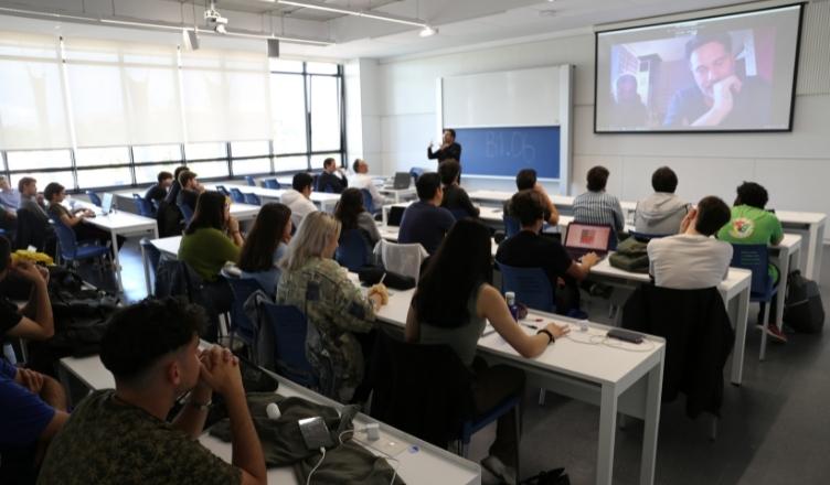 Estudiantes del grado propio en Creación y Producción Musical charlando con el cantante David de María