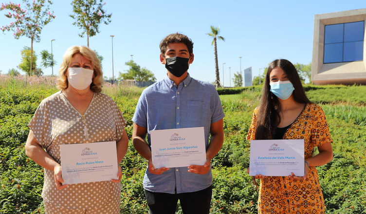 Reciben las becas Estefanía del Valle, Juan Junior Sam Algarañaz y Dolores Pérez, en representación de Rocío Rubio.