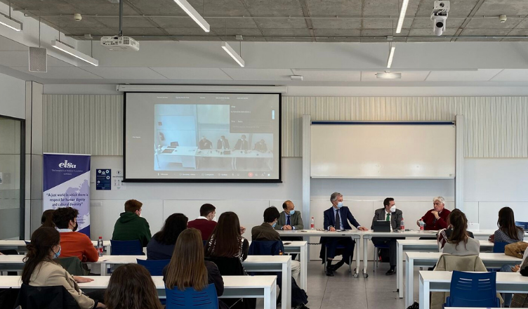 La falta de cuidados paliativos y la seguridad de los trámites han marcado el debate sobre la eutanasia celebrado en la Universidad Loyola