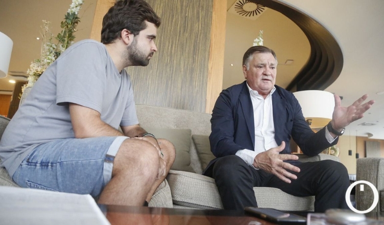 El periodista Jesus Ventura en una entrevista con el ex seleccionador de futbol Jose Antonio Camacho