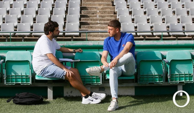 En el estadio del Cordoba CF Jesus Ventura entrevista al portero Carlos Marin