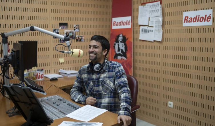 Luis Ybarra alumni de Loyola en el estudio de radio de Radiole