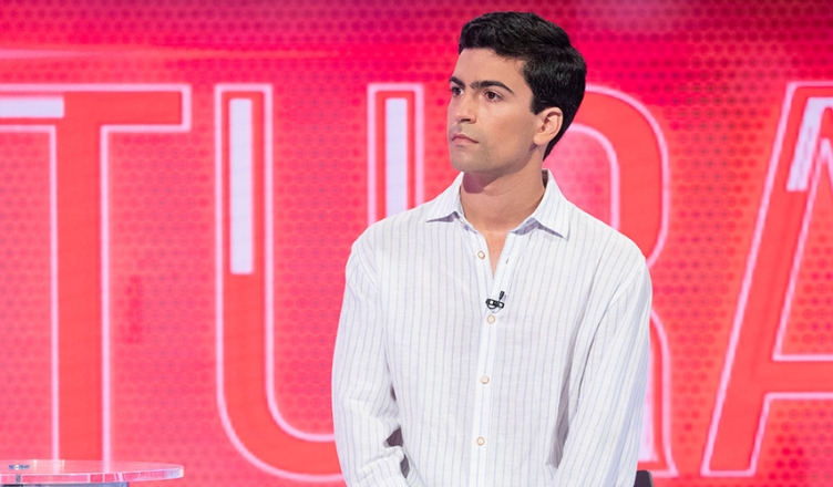 Luis Ybarra periodista y alumni de Comunicacion en un programa de television
