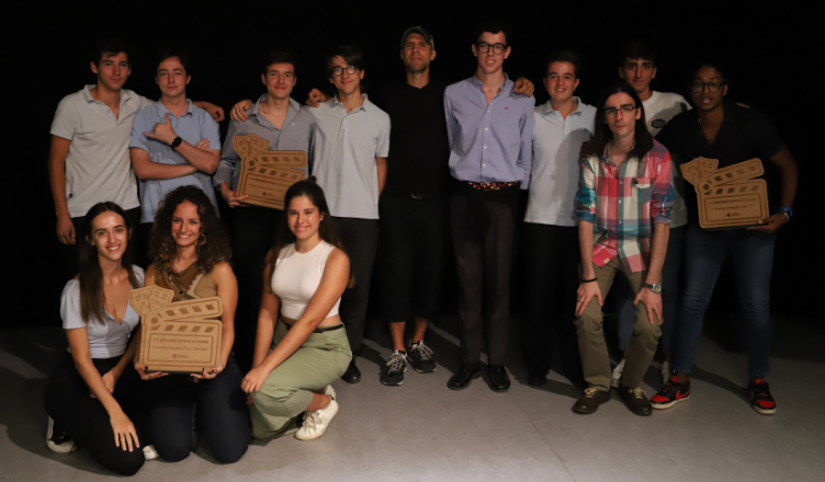 Estudiantes del IES Mar de Alborán y Colegio Tabladilla, ganadores de Loyola a escena Ganadores del concurso Loyola a escena en la entrega de premios