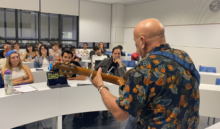 Alexis Diaz Pimienta durante una de sus clases del Grado en Creacion y Produccion Musical con los estudiantes