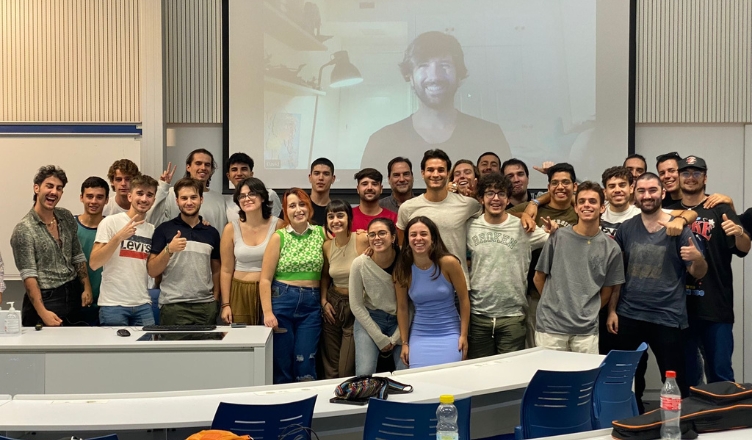 David Otero en la clase del grado en Creacion y Produccion Musical