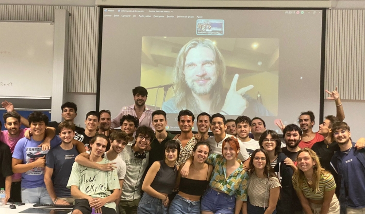El artista Juanes junto a los estudiantes del Grado en Creación y Producción Musical