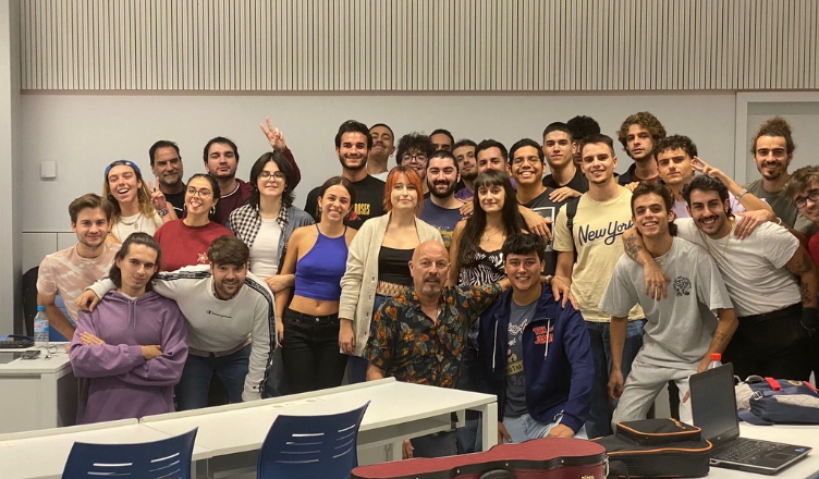 Los estudiantes al finalizar una de las clases del Grado en Creacion y Produccion Musical