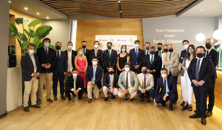 Foto de los estudiantes y claustro del Máster in Management: Sport Business Real Betis Loyola Clausura del Máster in Management: Sport Business Real Betis Loyola