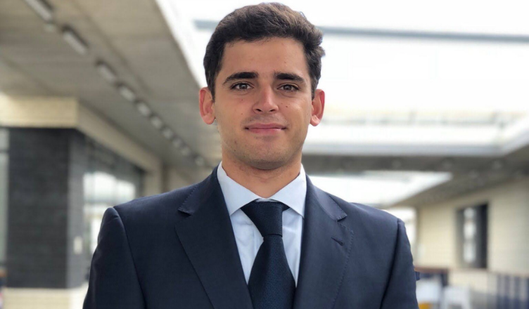 Entrevista con Carlos Palomo, estudiante del grado en ADE Carlos Palomo, estudiante del grado en ADE