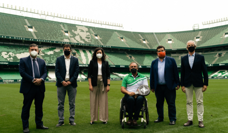 La universidad y el mundo del deporte, unidos en un proyecto solidario para llevar el pádel al Hospital Nacional de Parapléjicos