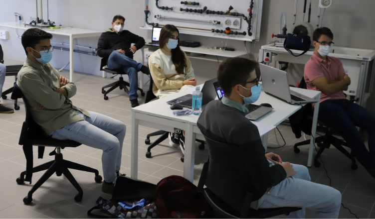 Grupo de trabajo de la Universidad Loyola que participó en el Hackathon Estudiantes de Ingeniería durante el V Hackathon for Smart Industry