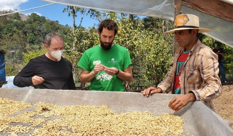 Investigadores de la Universidad Loyola estudian la valorización energética de residuos de la producción de café en Honduras