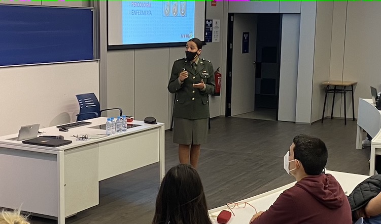 la mujer en la fuerza armadas