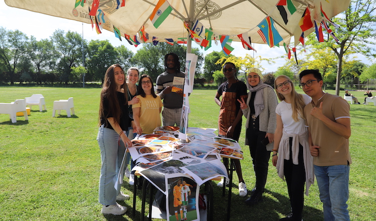 La Feria Intercultural de Loyola crea un espacio de encuentro y diálogo