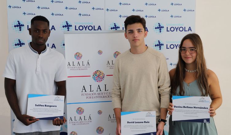 La Universidad Loyola y la Fundación Alalá becan a tres estudiantes del Polígono Sur para comenzar sus estudios de grado 