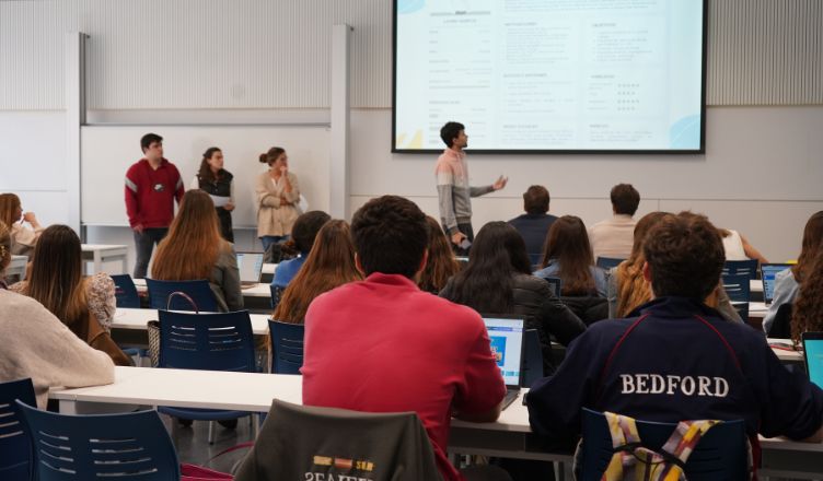 estudiantes presentando sus proyectos en el reto suntory