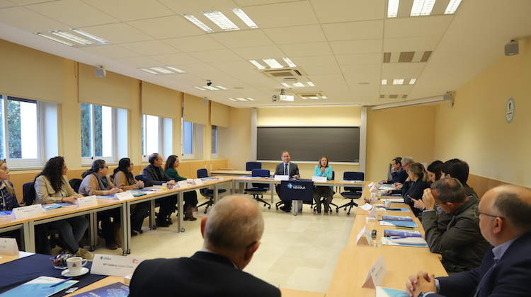 Reunión en Loyola para abordar los desafíos educativos: la tecnología, la normativa y la presión académica en el foco de debate