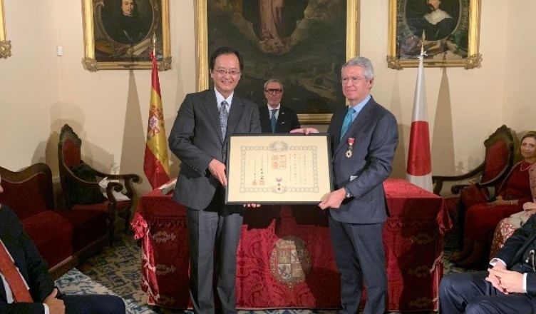 El investigador Fernando Delage recibe la Orden del Sol Naciente por parte del embajador de Japón Takairo Nakamae