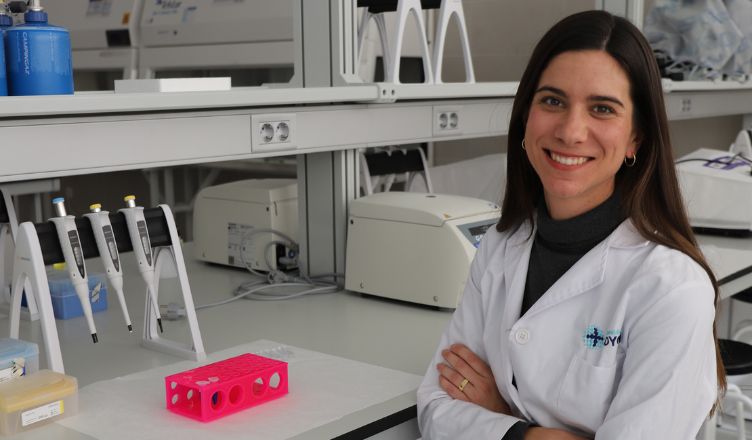 La científica de la Universidad Loyola Macarena Fernández Chacón recibe el premio Werner Risau 2023 al mejor trabajo de investigación en biología vascular