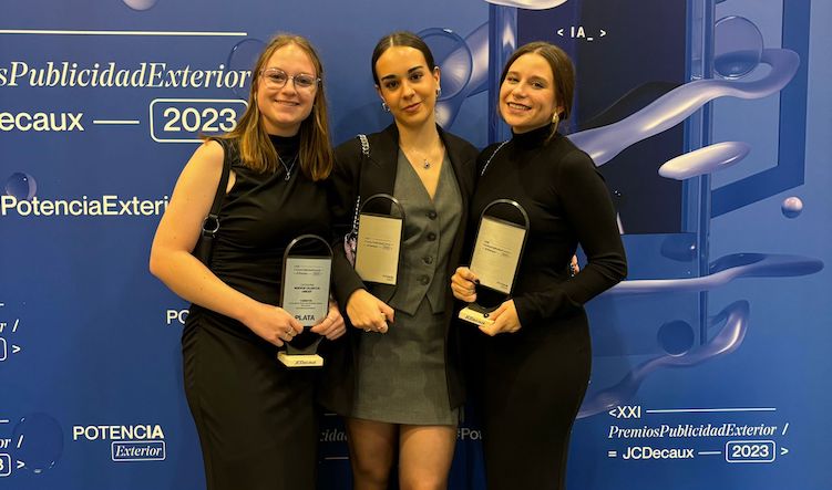Tres alumnas de Loyola ganan la plata en los XXI Premio de Creatividad Exterior JCDecaux