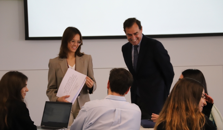 Estudiantes de Loyola se enfrentan a la realidad de la mediación y el arbitraje en una masterclass con Cuatrecasas