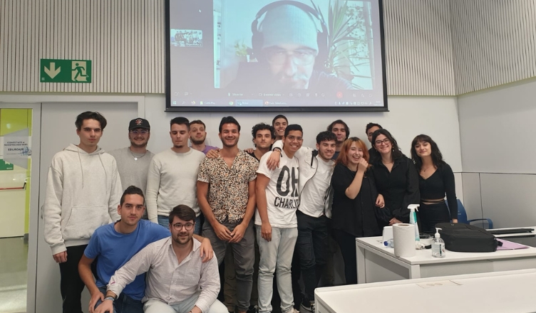 Estudiantes del grado en Creación y Producción Musical y profesionales del sector reflexionan sobre la influencia de la música en el desarrollo de los niños