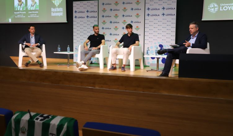 Jugadores del Real Betis Balompié charlan con estudiantes de la Universidad Loyola sobre crecimiento profesional, liderazgo y capacidad de superación