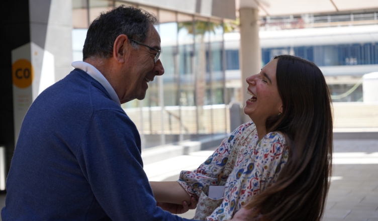 Dos de los participantes del encuentro en un momento de alegria