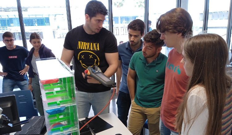 Estudiantes del Máster en Ingeniería Industrial colaboran con alumnos de la Universidad Fontys (Países Bajos) para crear un almacén automatizado a pequeña escala