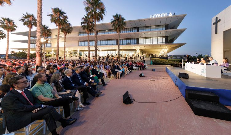 La Universidad Loyola cierra el curso académico 2022/2023 con la graduación de los estudiantes de máster