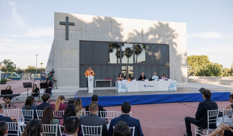 pedro pablo en la graduacion de loyola masteres