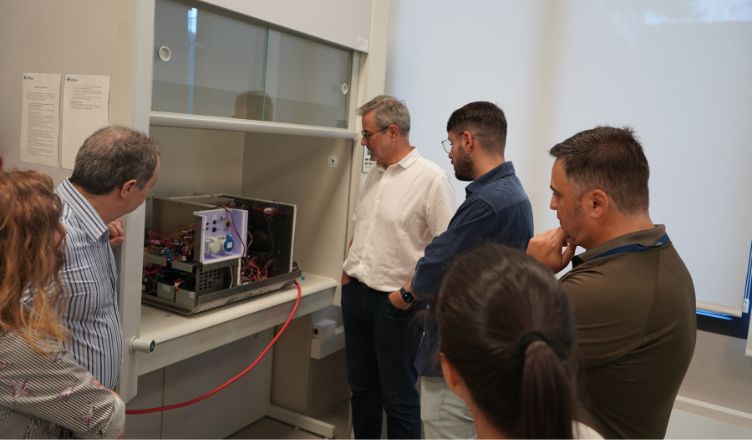 visita del presidente andaluz de hidrogeno a los laboratorios de loyola