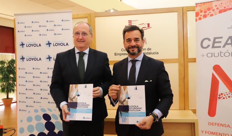 El catedrático de economía Manuel Alejandro Cardenete presenta las previsiones económicas para España y Andalucía junto a la CEA