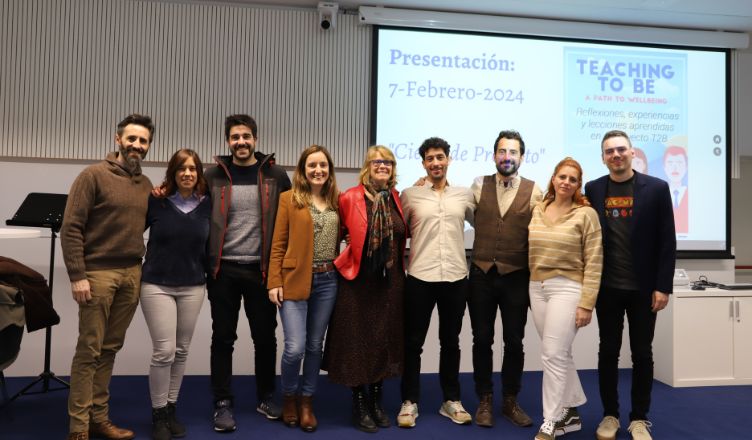 Mejorar el bienestar de docentes andaluces con un curso online basado en un juego