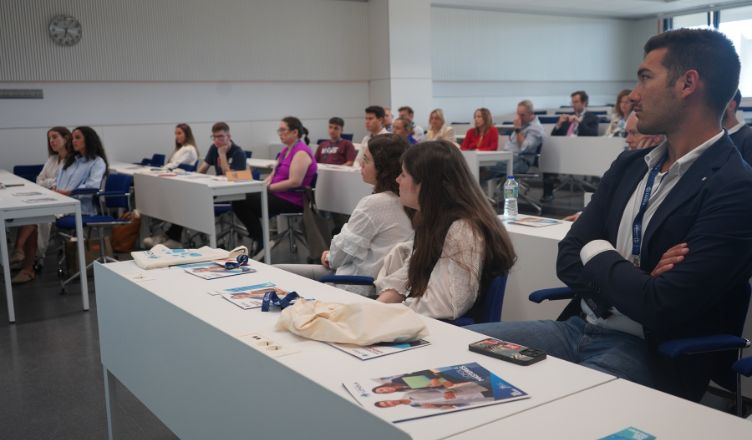 Más de 100 futuros estudiantes acudieron ayer a las Jornadas de Puertas Abiertas de Másteres en la Universidad Loyola