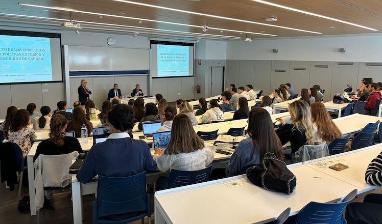 El General Director del IEEE, Francisco Dacoba, imparte una masterclass en la Universidad Loyola sobre Escenarios Globales de Conflicto