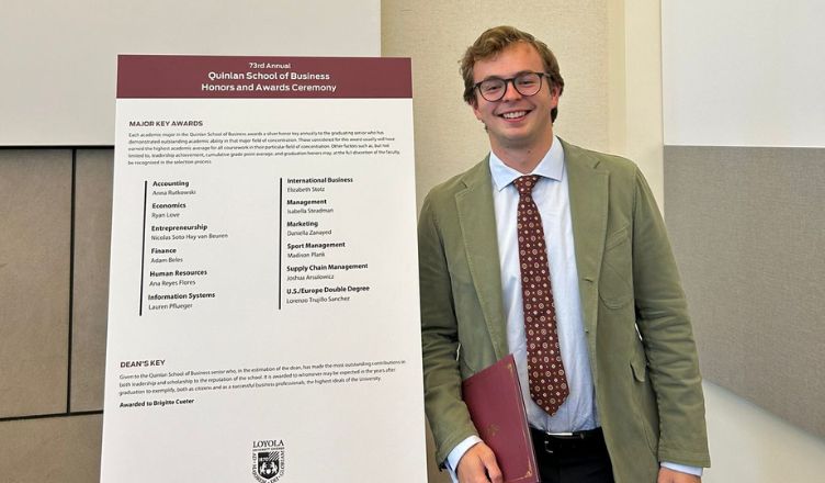 Un estudiante del Dual Business Degree gana la “Silver Key” del programa US/Europe Double Degree de la Universidad Loyola Chicago 