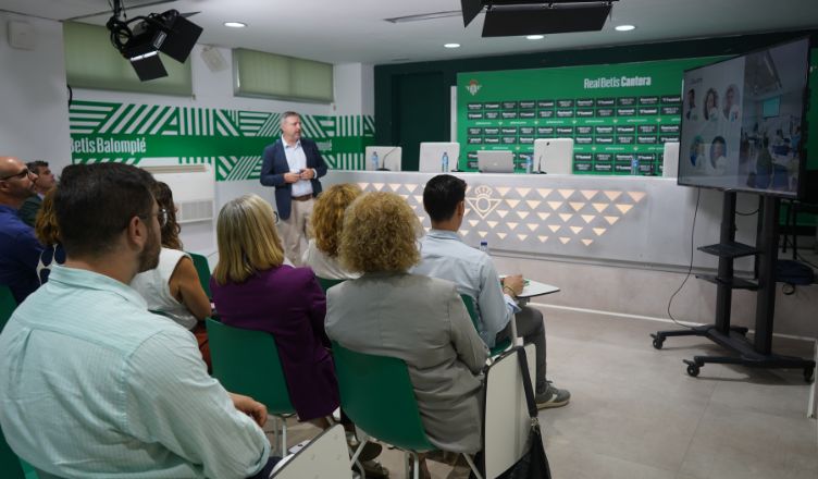 La Universidad Loyola y el Real Betis celebran unas Jornadas de Puertas Abiertas en el Estadio Benito Villamarín