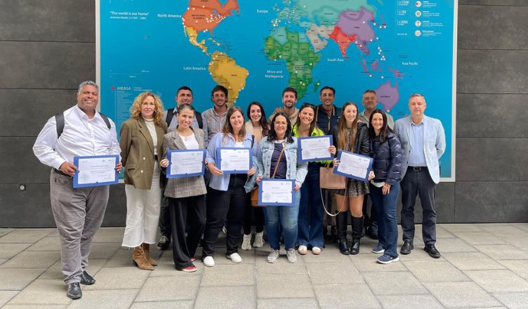 Estudiantes de la UCU visitan la Universidad Loyola como parte de su formación de postgrado