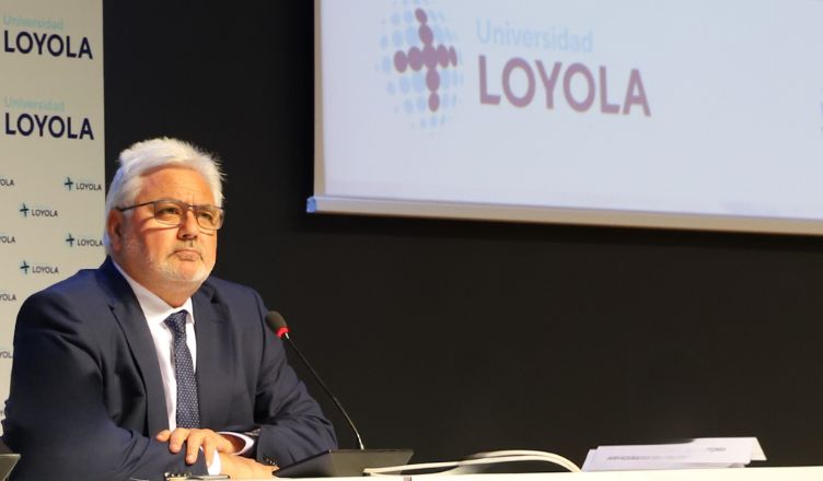 El catedrático de la Universidad Loyola Francisco Alarcos comparece en el Parlamento de Andalucía para reivindicar códigos éticos en los algoritmos que regulan la IA 