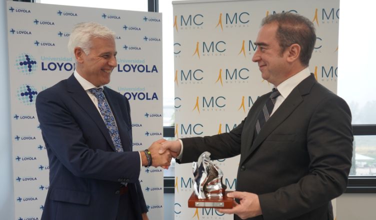 El rector de Loyola recibe el Premio MC Mutual por la labora de la Universidad en prevención de riesgos laborales