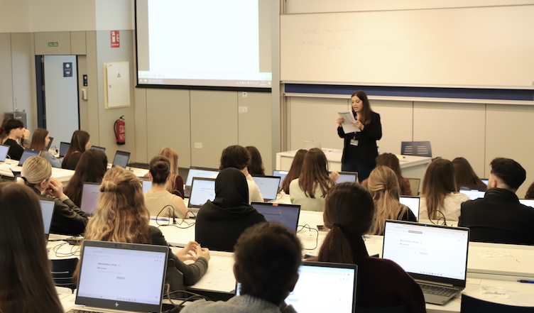 Más de 700 candidatos se examinan en Loyola para acceder a sus grados en salud